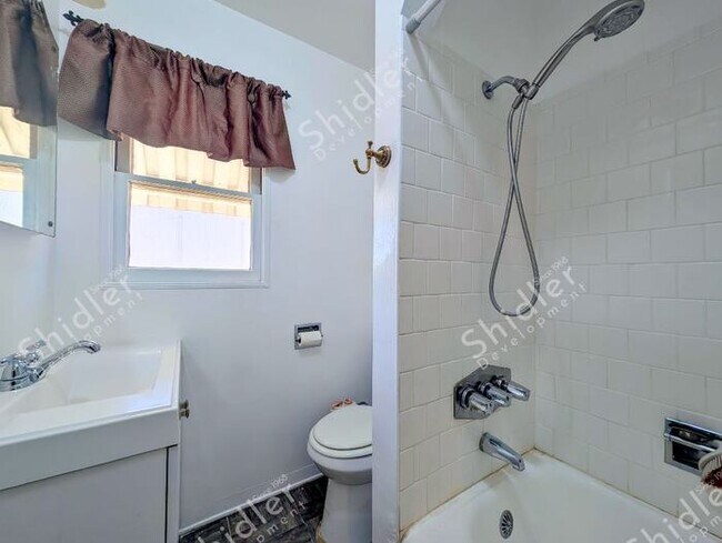 Building Photo - 2 Bedroom 1 Bath and 2 Massive Yard in North San Bernardino