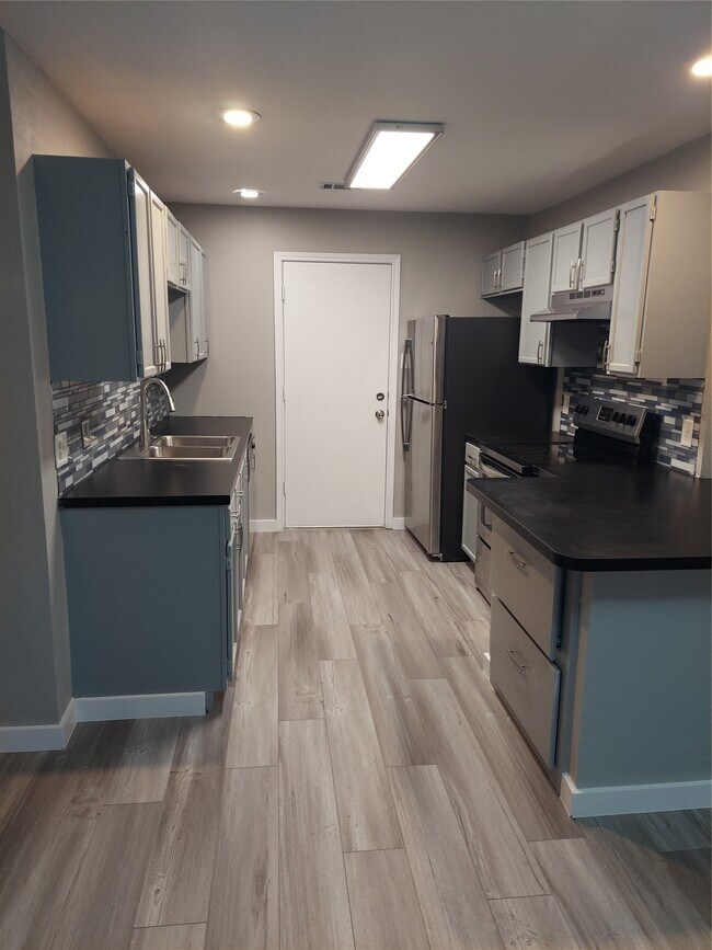 Building Photo - 933 Valentine Ave