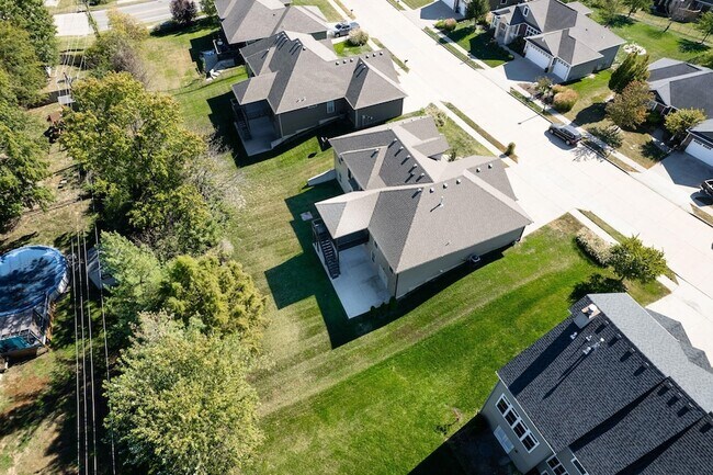 Building Photo - 1605 Labrador Dr