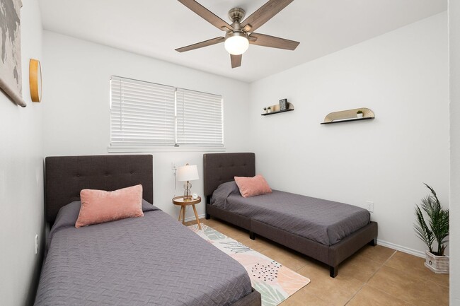 Building Photo - Sunny & Stylish Mission Home!