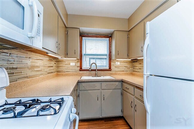 Building Photo - 5752 W Park Ave