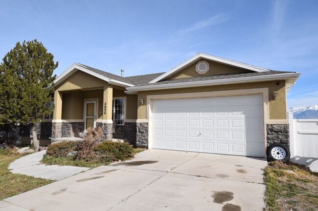 Building Photo - Charming Lakeview 3 Bed Home Near Schools & Churches!!