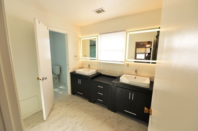 Building Photo - 6 Bedrooms-Little Neck Area