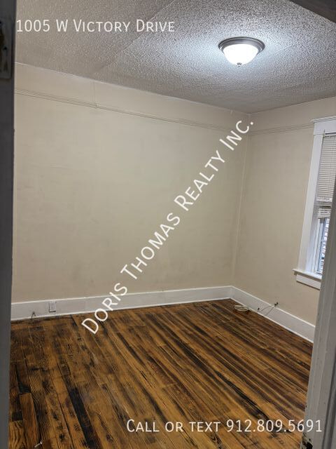 Building Photo - 1005 W Victory Dr