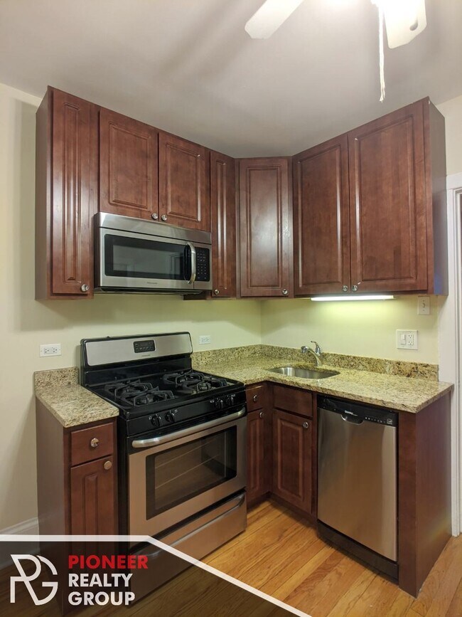 Building Photo - 2100 W Ainslie St