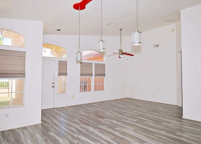 Building Photo - 5/3 Stunner in Cathedral City