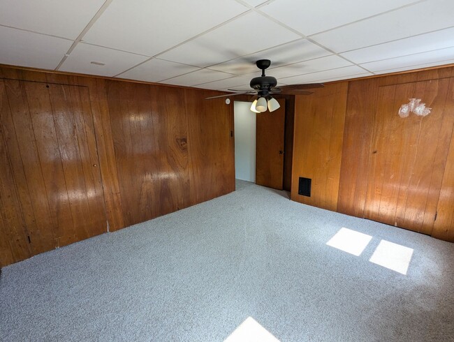 Building Photo - Spacious 2 bedroom 1 bathroom single family home (Marshall-Shadeland)