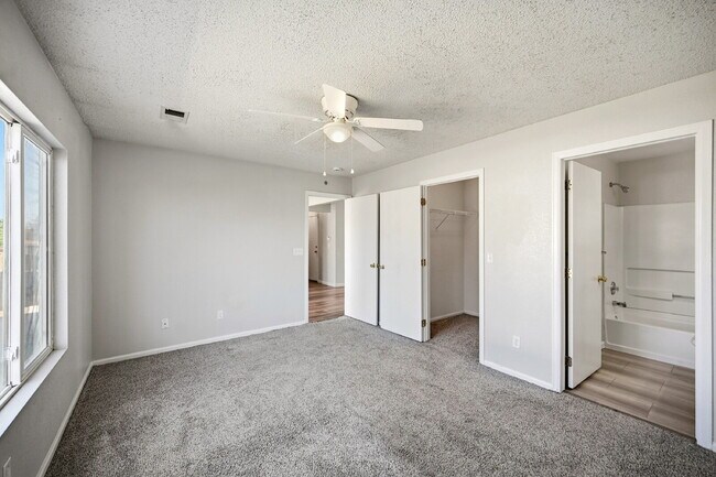 Building Photo - $2,495.95 - 3 Bed, 2 Bath Home in Denver with Central AC and Fenced in Yard!