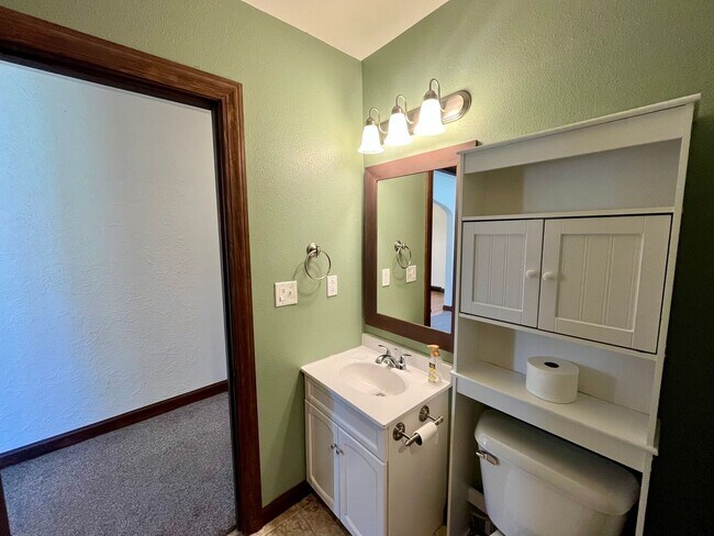 Building Photo - Large 3 Bed 2 Bath Single Family Home in Marshfield