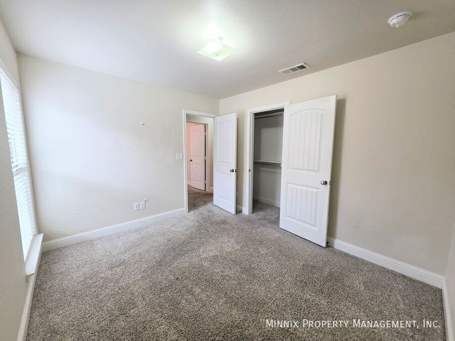 Building Photo - 9411 Sagebrush Ave
