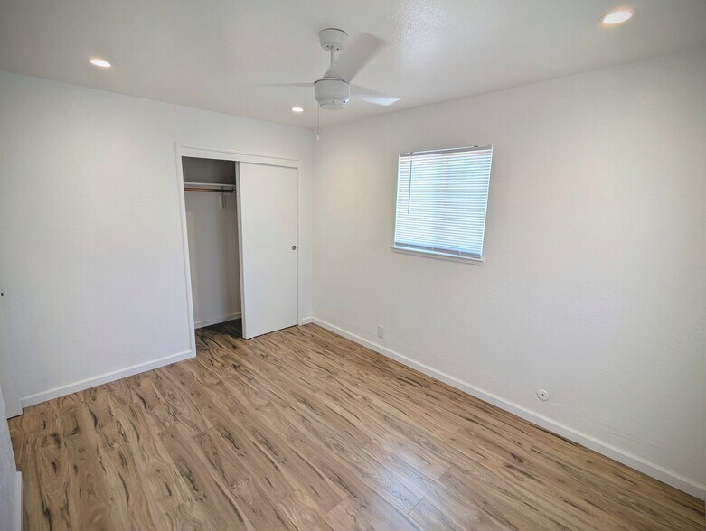 Building Photo - 2213 Newport Dr