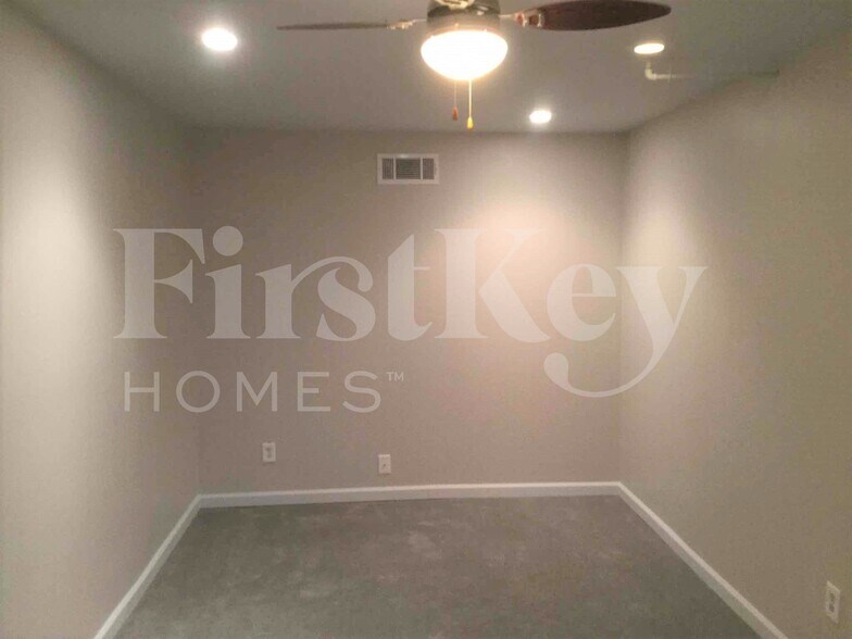 Building Photo - 4816 Clove Dr SW