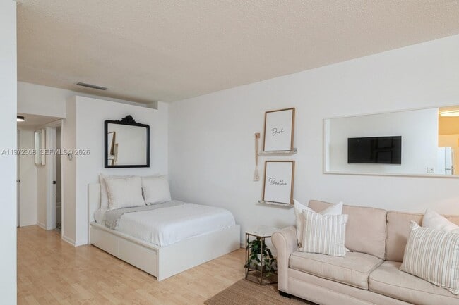 Building Photo - 540 Brickell Key Dr