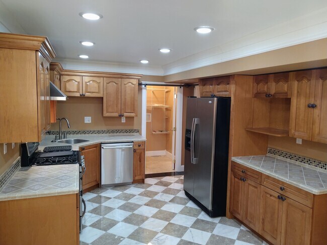 Building Photo - 5501 Brooklyn Ave NE