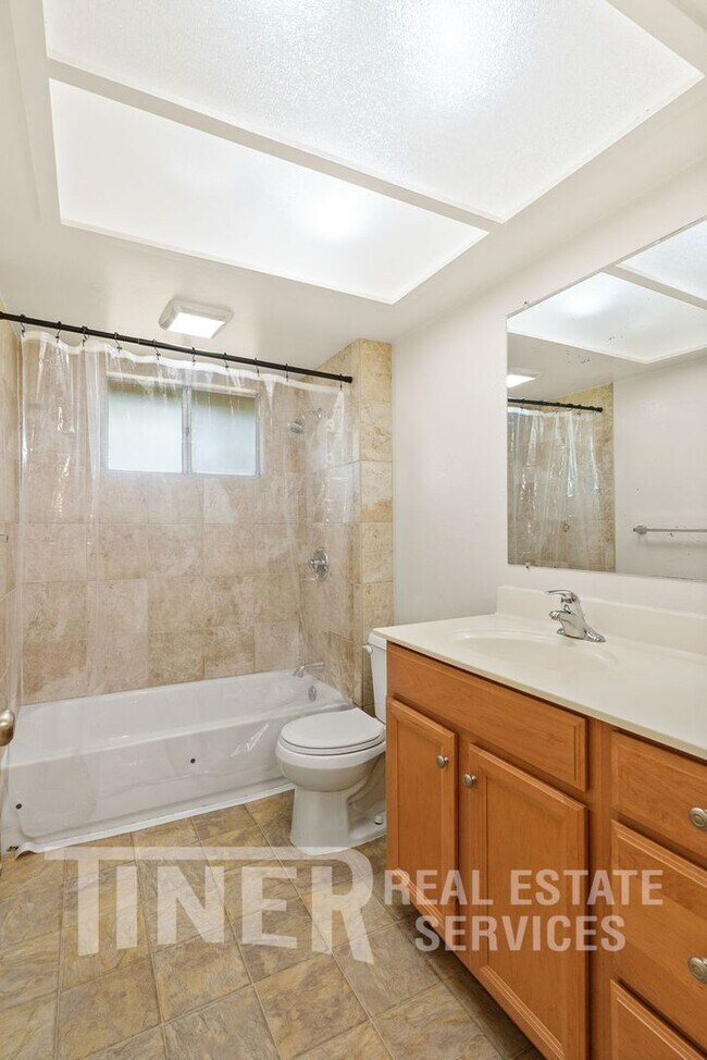 Building Photo - 917 Bell St