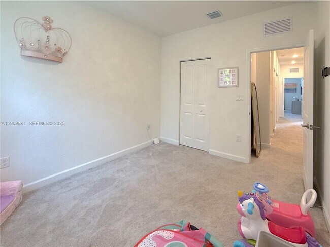 Building Photo - 1060 SE 26th Ter