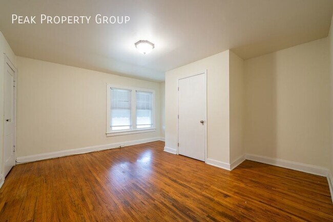Building Photo - Available in October! Located in Grandview...