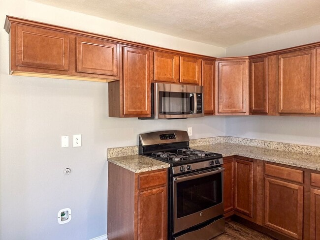 Building Photo - 3 Bedroom / 2 Bath / 2 Car Garage in Quiet...