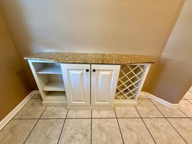 Building Photo - 3 bedroom, 3 bath Luxury Living Along the ...