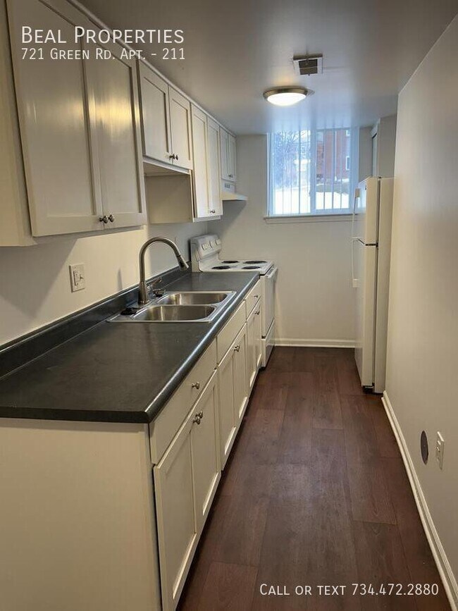 Building Photo - 721 Green Rd