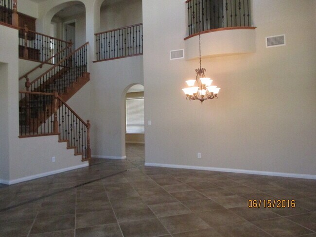 Building Photo - A Must See!!