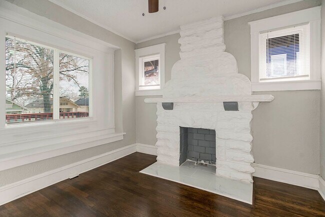 Building Photo - Spacious 5-Bedroom Home with 2 Full Bathro...