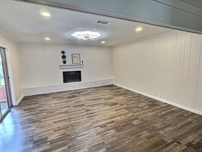 Building Photo - Spacious 3/2 Living in the Heart of Ocean Springs