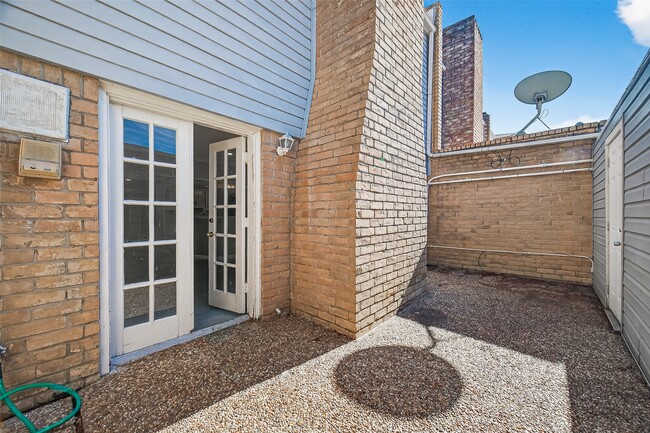 Building Photo - 10738 Briar Forest Dr