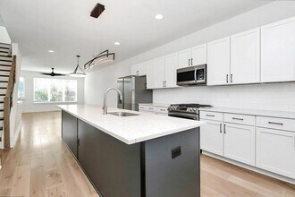 Building Photo - Stunning 3 Bedroom Townhome Near Uptown - ...