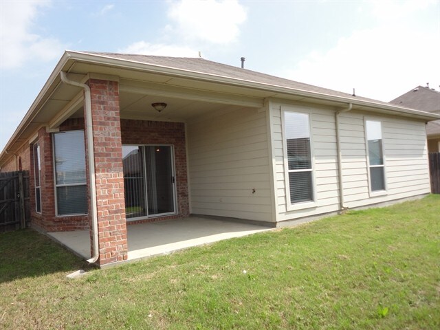 Building Photo - 2104 Priscella Dr