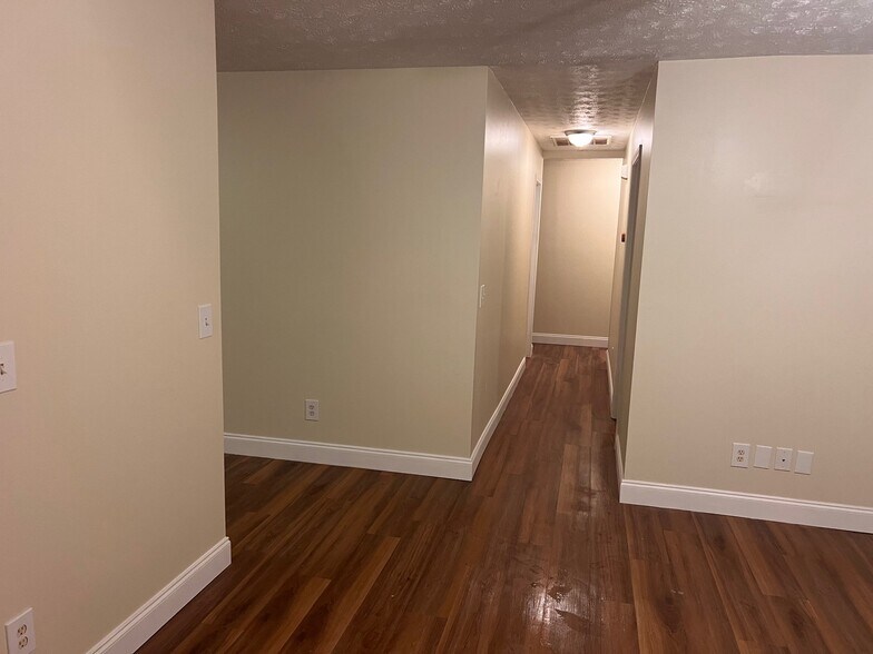 Building Photo - 5115 Twin Oaks Ln