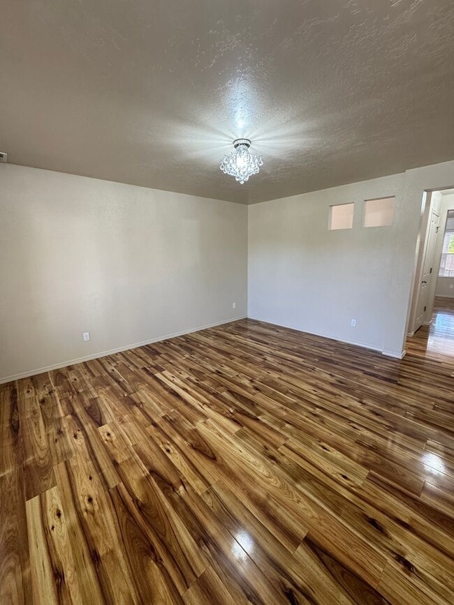 Building Photo - Beautiful 4 Bedroom, 2.5 Bathroom Home