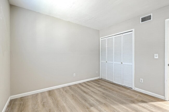 Building Photo - 2162 Bees Ferry Rd