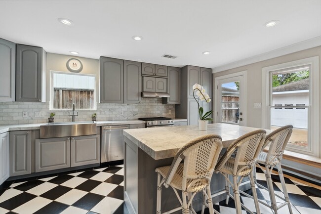 Building Photo - 6158 Burgoyne Rd