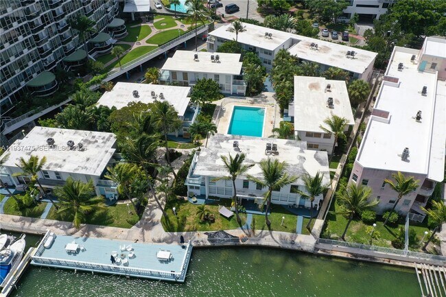 Building Photo - 6865 Bay Dr