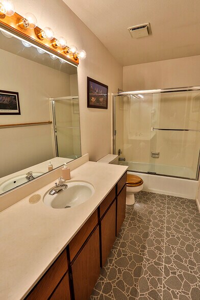 Building Photo - 3298 E Fort Union Blvd