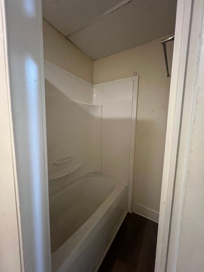 Building Photo - 114 1/2  S Queen St