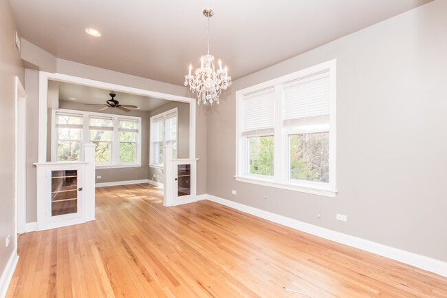 Living Room - 2516 W Palmer St