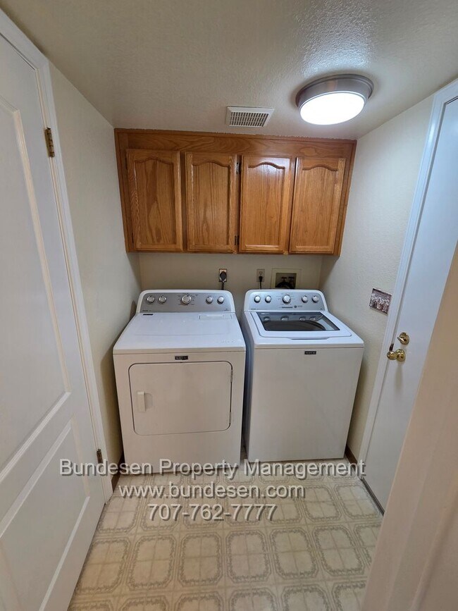 Building Photo - Spacious 4bd/2.5ba in "M" section of Rohnert Park