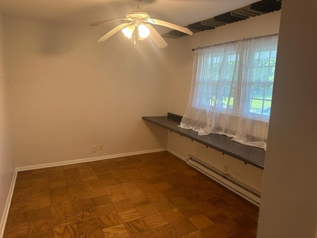 Building Photo - 4305 E Maple Manor Pkwy