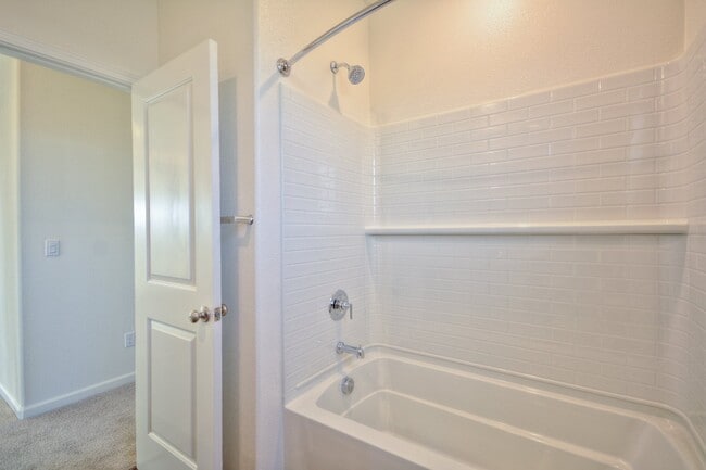 Building Photo - 656 Cheshire Dr