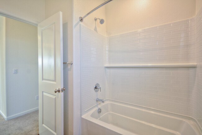 Building Photo - Newer home with solar AVAILABLE NOW!