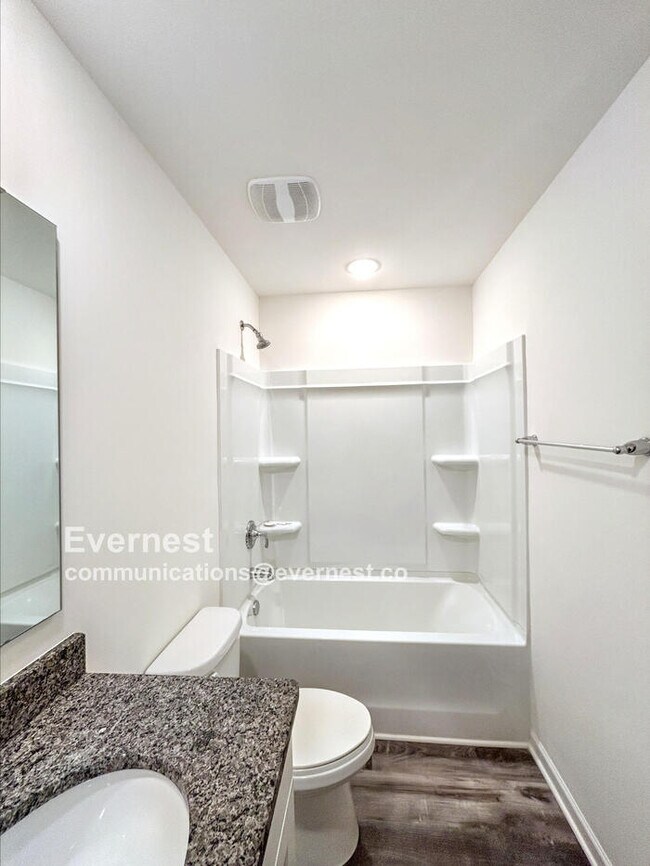 Building Photo - Bright 3-Bedroom Home with Modern Comforts...