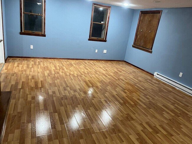 Building Photo - Newly Renovated 3 Bed/1 Bath Single Family...