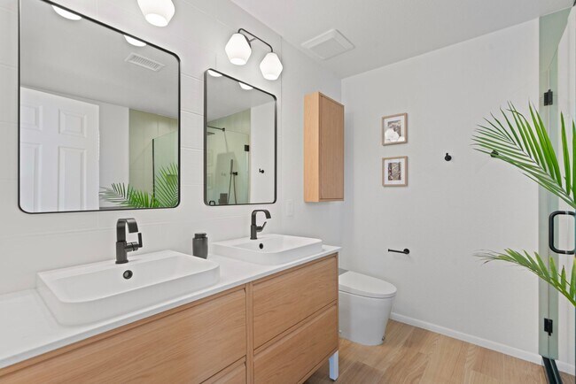 Building Photo - Central Park Prime Location Home - 3 Bed, 3 Bath, 2 Car Attached Garage