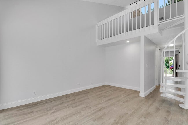 Building Photo - 6680 Thornhill Ct