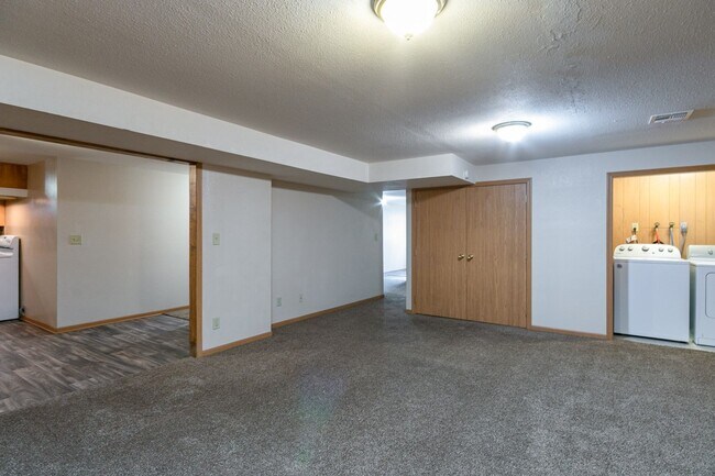 Building Photo - #6 Bedroom House with Awesome Yard Plus Ga...