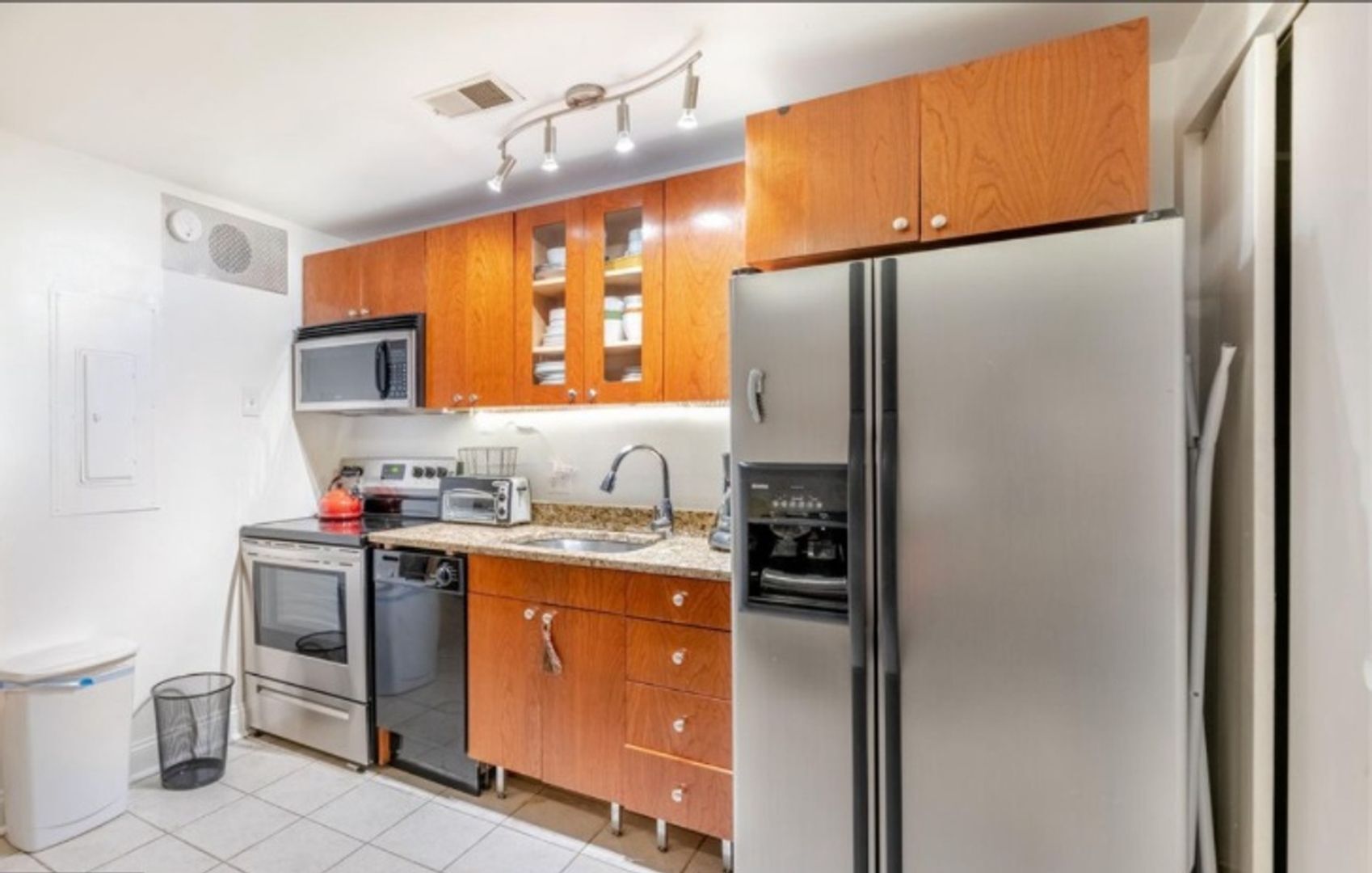 Building Photo - 1835 Mintwood Pl NW