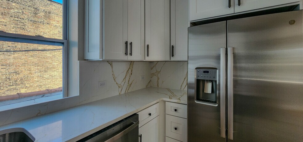 Building Photo - 2552 S Central Park Ave