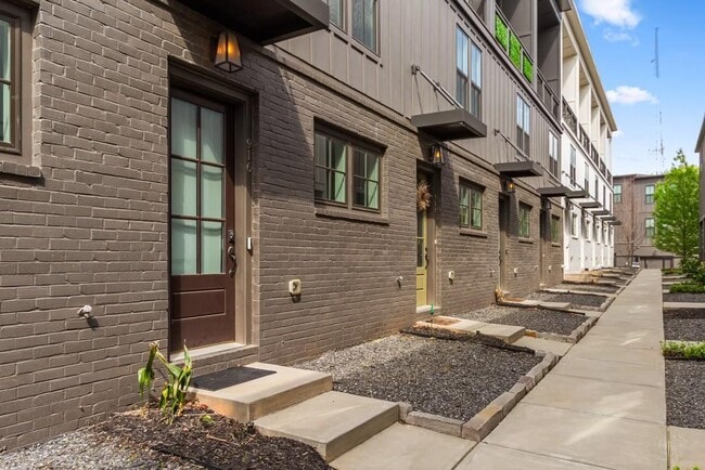 Building Photo - 916 Brees Ct